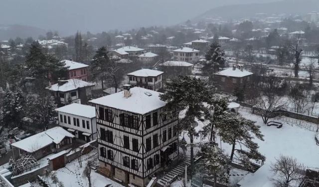 Karabük’te Kar Yağışı Tarihi Konakları Beyaza Bürüdü