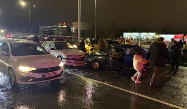 Zincirleme Kaza: 5 Araç Hasarlı