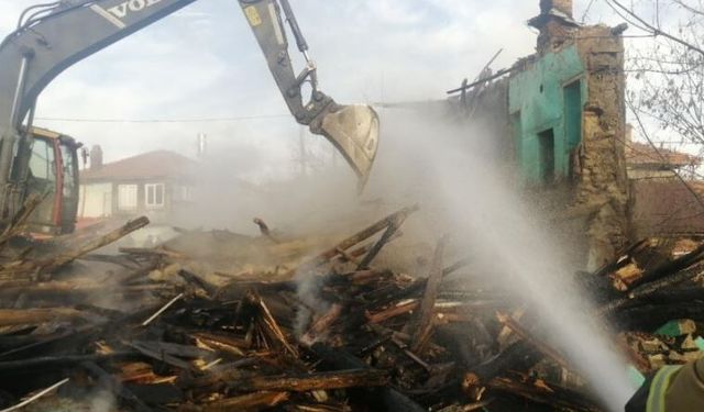 Kerpiç ev yangında kullanılamaz hale geldi