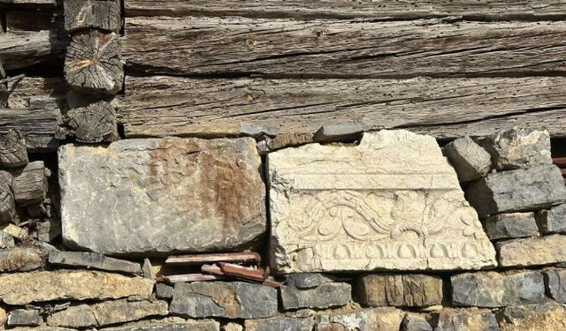 Müze gibi köy: Her duvarlarda tarihi tapınağın taşları var