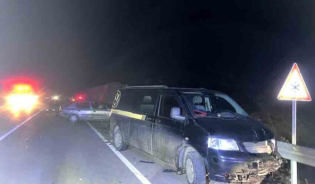 Otomobil ile minibüs çarpıştı: 1’i ağır 4 yaralı