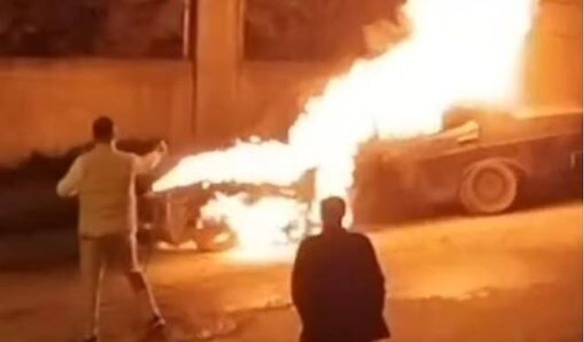 Park Halindeki Otomobil Alev Alev Yandı