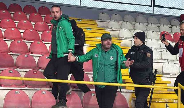 Tribünden atladılar, sahada yakalandılar: 2 taraftar gözaltında