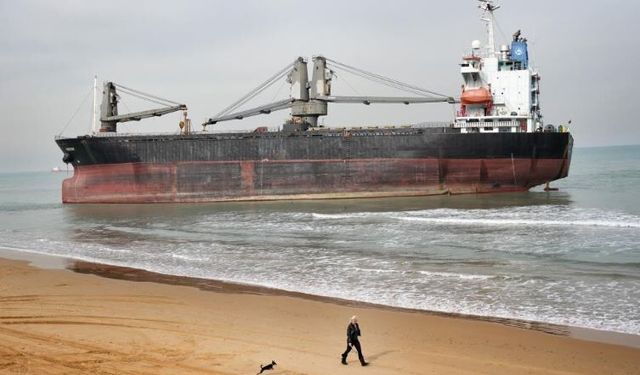 Karaya oturan gemide kurtarma çalışmaları devam ediyor