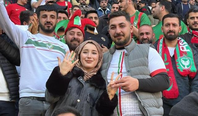 Tribünde romantik anlar; Taraftarların alkışları arasında evlilik teklifi