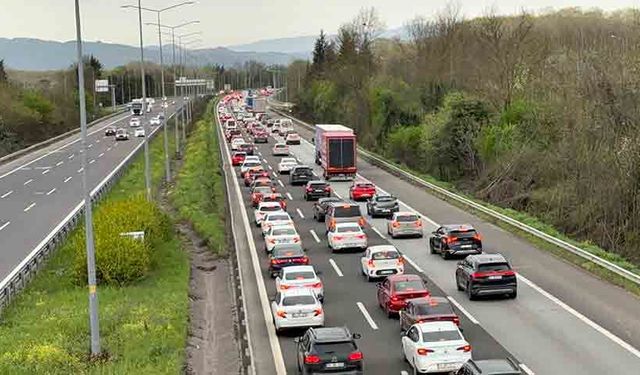 Tatilcilerin dönüşü sürüyor: Bolu geçişinde uzun araç kuyrukları