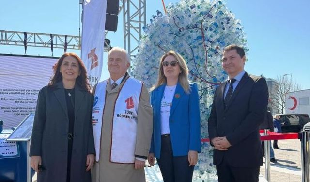 Pet şişelerden dev böbrek maketi dikkat çekti