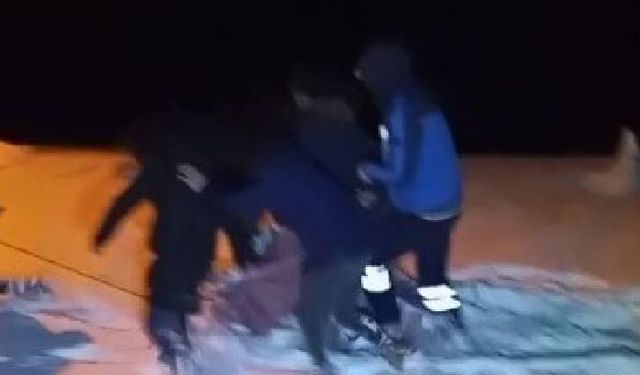 85 yaşındaki hasta leğenle taşınarak ambulansa ulaştırıldı