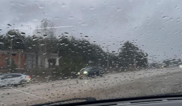 Kastamonu’da sağanak yağış sürücülere zor anlar yaşattı