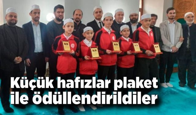 Devrek’te Küçük Hafızlara Mukabele İçin Plaket Verildi