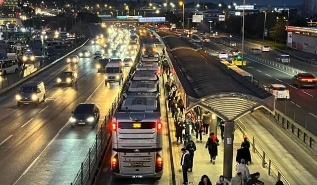 Metrobüs ayağının üstünden geçen kadın yaralandı