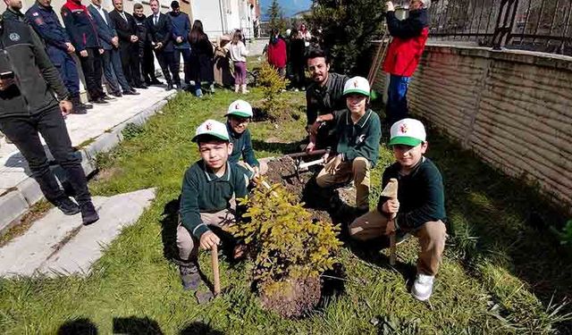 Minik eller doğa için toprağa dokundu