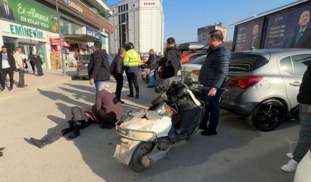 Kamyonetin açık kapısına çarpan motosiklet sürücüsü yaralandı
