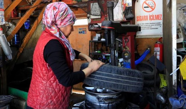 Antalya’da kadın lastik ustası görenleri şaşırtıyor