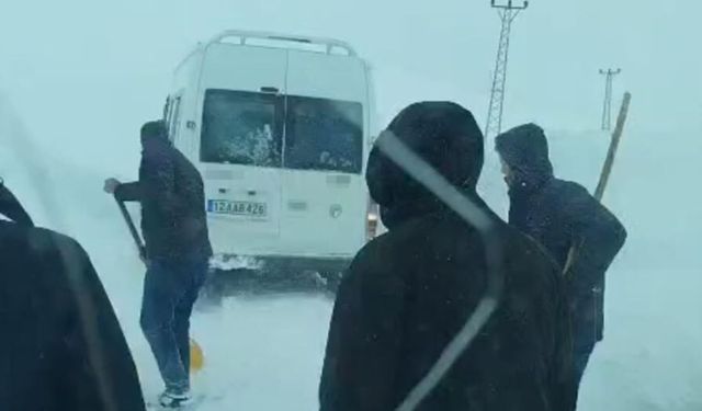 Tipide yolda mahsur kalan vatandaşlar kurtarıldı