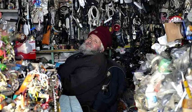 Unutulan eşyalarla müze gibi dükkan: 72 yaşında mesleğine aşkla devam ediyor