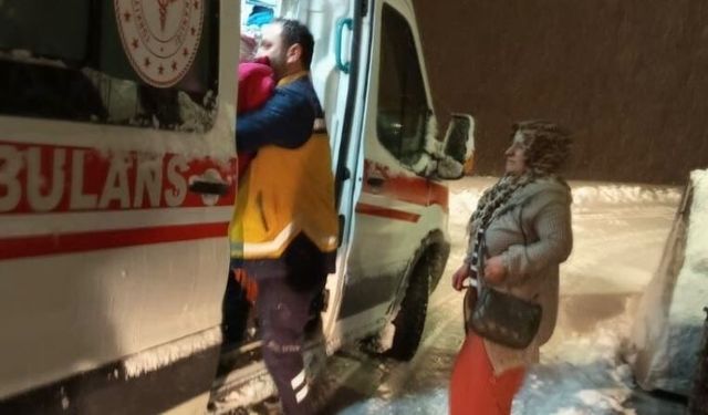Bitlis’te karla mücadele ekipleri hastaya güçlükle ulaştı