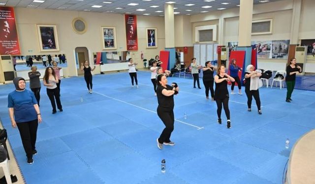 Kadınlar zumba ile hem spor yapıyor hem sosyalleşiyor