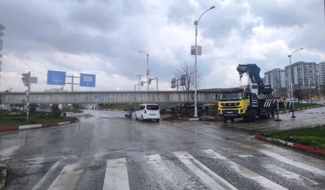 50 metrelik köprü kirişi kavşakta takılı kaldı