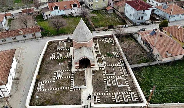 Çandır’daki 5 asırlık Şah Sultan Türbesi tarihe ışık tutuyor
