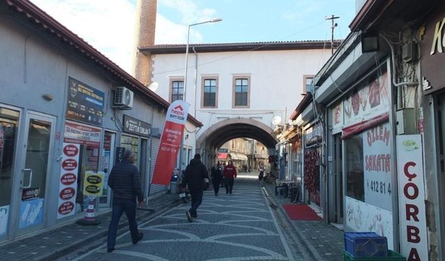 Altından yol geçen cami görenleri şaşırtıyor!