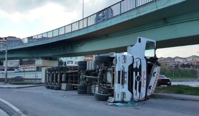 Virajı Alamayan TIR Devrildi, Trafik Durdu