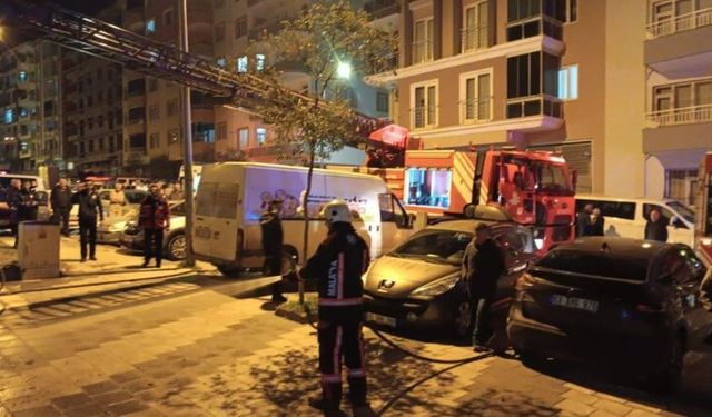 Çakmakla oyun evi yaktı