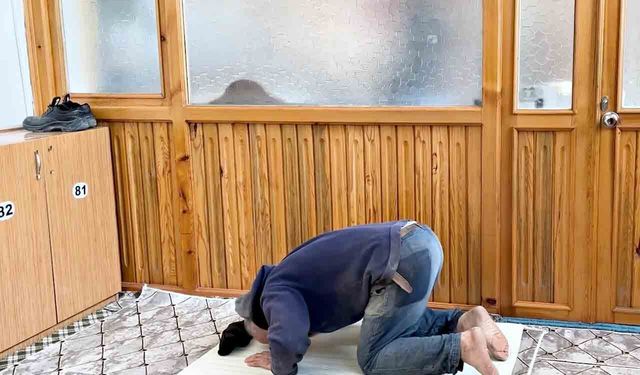 Camiyi Kirletmemek İçin Malzeme Üstünde Namaz Kıldı