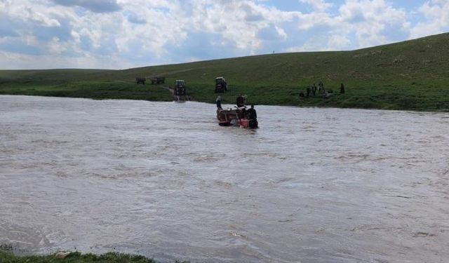 Derenin Ortasında Mahsur Kalan 3 Kişi Kurtarıldı