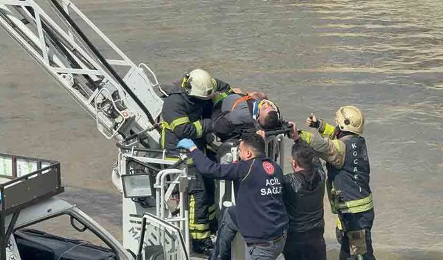 Dereye uçan kamyonetin sürücüsü hayatını kaybetti