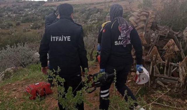 Devrilen traktörün sürücüsü hayatını kaybetti