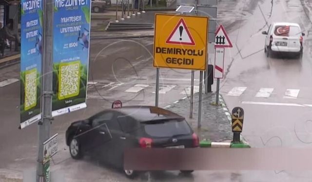 Kontrolden çıkan otomobil durakta bekleyenleri teğet geçti