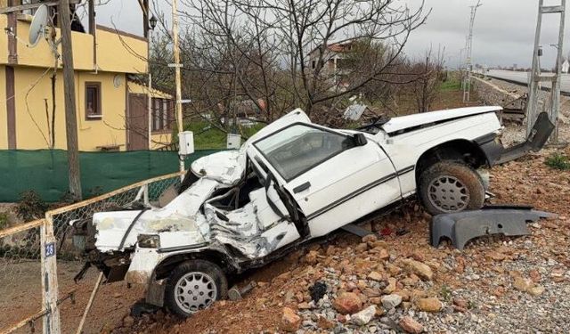Elektrik direğine çarpan otomobil hurdaya döndü