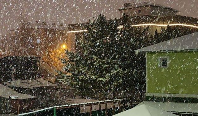 Kış geri geldi: Aşkale’de kar yağışı hayatı olumsuz etkiliyor