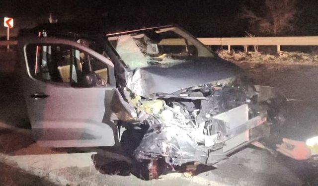 Çorum’da hafif ticari araç kamyona çarptı: 3 yaralı