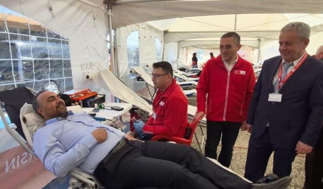 Bartın Üniversitesi’nde kan bağışına yoğun ilgi; İlk kanı rektör verdi
