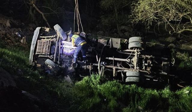 İş makinesi şarampole yuvarlandı: 1 ölü, 1 yaralı