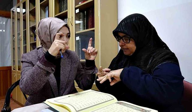 İşitme engelli kadınlar işaret diliyle Kur’an öğreniyor
