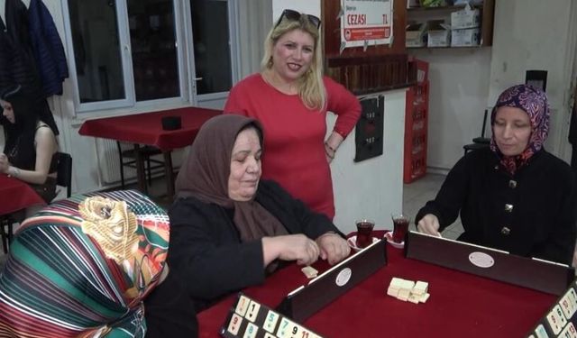 Evde sıkılan kadınlar kıraathaneye gelip masa oyunlarıyla stres atıyor