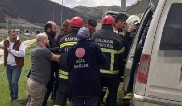 Kamyonet bariyerlere çarptı: 5 yaralı