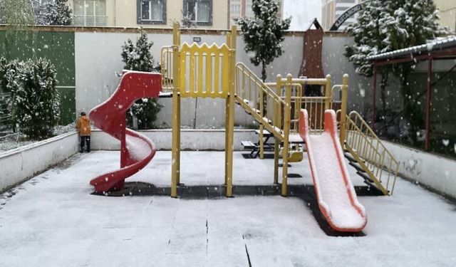 Nisan ayında lapa lapa kar yağışı: Kastamonu kent merkezini beyaza bürüdü