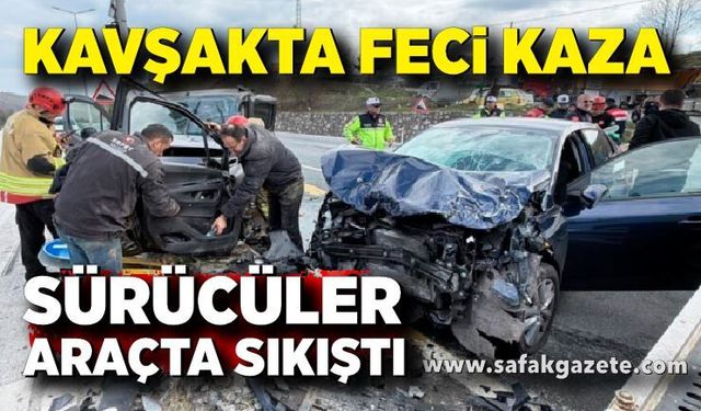 Kavşakta feci kaza: Araçlarda sıkışan sürücüleri itfaiye kurtardı