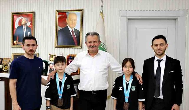 Koloğlu, başarılı sporcuları makamında ağırladı