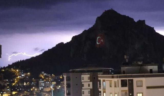 Kozan Kalesi'nde şimşekler görsel şölen oluşturdu