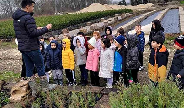 Minik öğrenciler erguvan tohumlarını toprakla buluşturdu