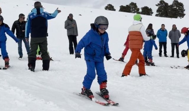 Nisan’da 2 Metre Kar: Çocuklar Kayak Öğreniyor