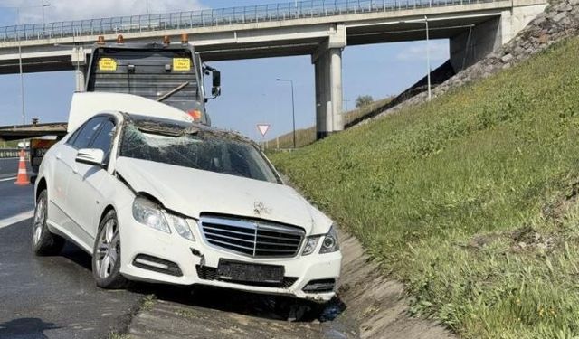 Otomobil takla attı: 2 kişi burnu bile kanamadan kurtuldu