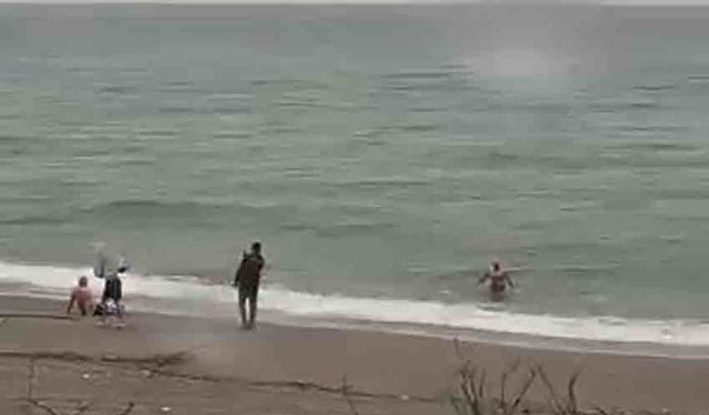 Soğuk ve yağmur altında denize girdiler