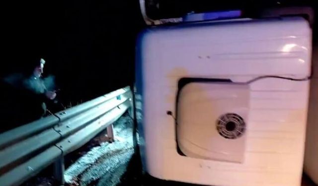 Tır yan yattı, yol trafiğe kapandı: 1 yaralı