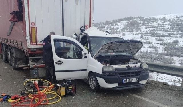 Tırın Altına Giren Araçta Feci Kaza: 2 Ölü